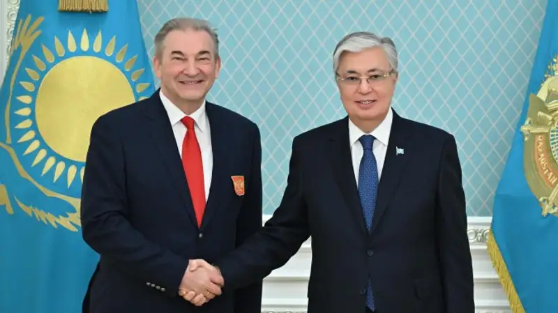Легендарный хоккеист Третьяк подарил Токаеву именную футболку