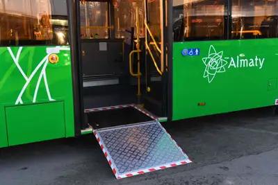 Пандус для общественного транспорта, общественный транспорт, дорога, фото - Новости Zakon.kz от 20.07.2024 00:40