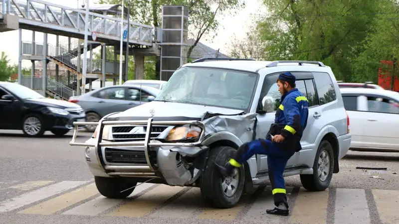 Маршрутный автобус на полном ходу протаранил два внедорожника в Алматы , фото - Новости Zakon.kz от 03.05.2024 18:54