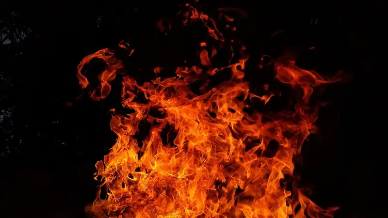 Черные клубы дыма накрыли Актобе из-за пожара на складе