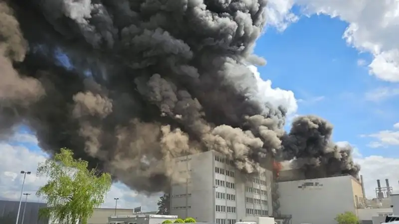 Берлин накрыло ядовитым дымом из-за пожара на оборонном заводе