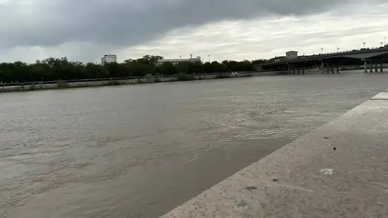 Уровень воды продолжает повышаться в реке Урал