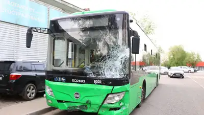 Маршрутный автобус на полном ходу протаранил два внедорожника в Алматы 