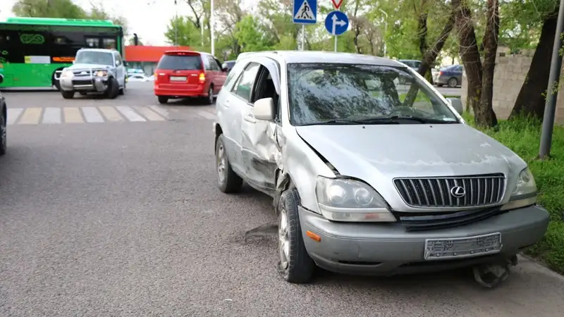 Маршрутный автобус на полном ходу протаранил два внедорожника в Алматы , фото - Новости Zakon.kz от 03.05.2024 18:54