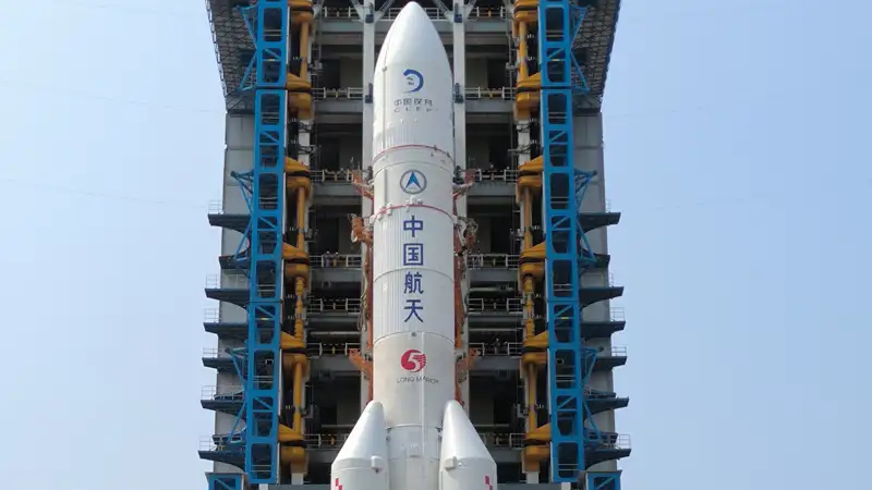 Китай запустил зонд для доставки грунта с обратной стороны Луны