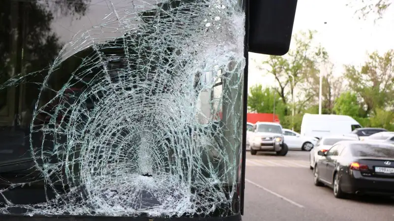 Маршрутный автобус на полном ходу протаранил два внедорожника в Алматы , фото - Новости Zakon.kz от 03.05.2024 18:54
