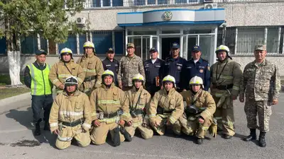 В Алматы прошли совместные учения пожарных и военных