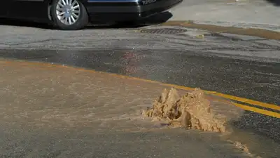 На центральных улицах Алматы прорвало трубы и провалился асфальт, фото - Новости Zakon.kz от 04.05.2024 15:56