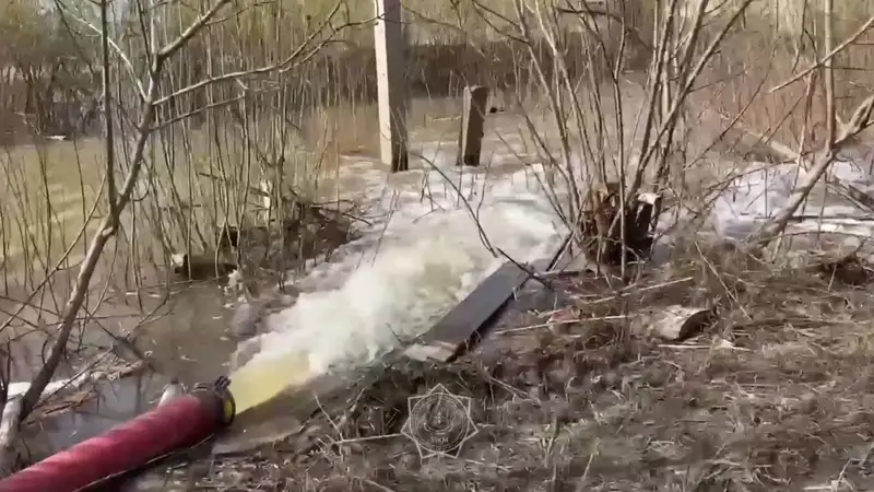 Третьи сутки спасатели откачивают талые воды в Петропавловске