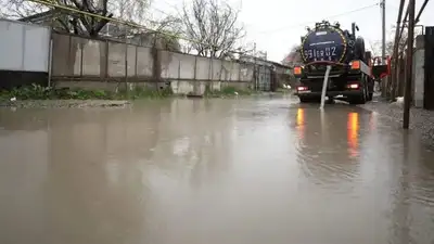 В Актюбинской области даже ночью продолжают берегоукрепительные работы, фото - Новости Zakon.kz от 06.05.2024 03:12