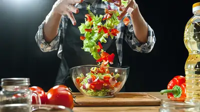 Топ-3 рецепта вкуснейшей заправки для любимых салатов: домашний майонез, соусы для &quot;Цезаря&quot; и &quot;Нисуаз&quot;., фото - Новости Zakon.kz от 06.05.2024 17:48