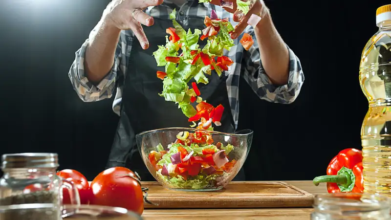 Топ-3 рецепта вкуснейшей заправки для салатов: домашний майонез, соусы для "Цезаря" и "Нисуаз"