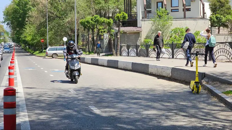 Мопедист ударил женщину в Алматы