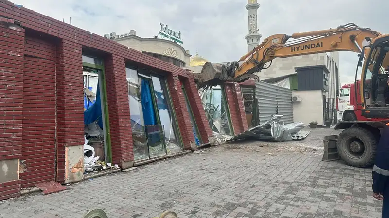 В Алматы снесли сразу несколько коммерческих объектов