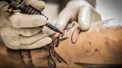 Чем опасны татуировки, объяснил онколог 