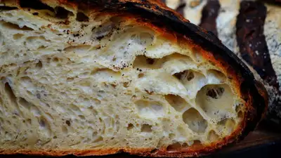 Во Франции испекли самый длинный в мире багет, побив рекорд итальянцев, фото - Новости Zakon.kz от 07.05.2024 13:45