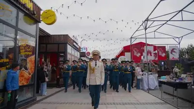 Военный оркестр исполнил популярные композиции на набережной Астаны , фото - Новости Zakon.kz от 08.05.2024 00:02