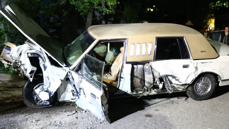 В Алматы девушка за рулем лимузина совершила ДТП