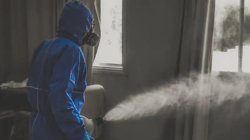 Как подразделения химической защиты МЧС обрабатывают пострадавшие от паводков дома