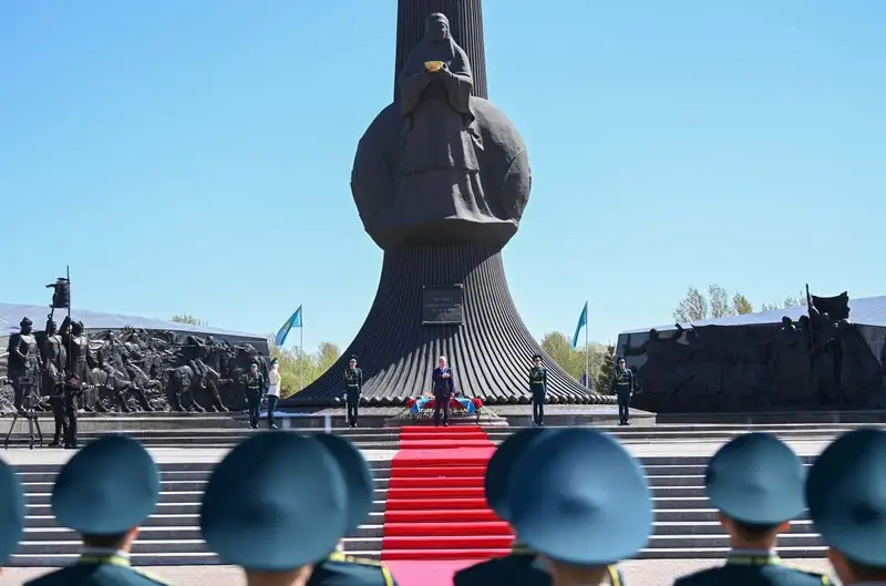 Токаев принял участие в церемонии возложения цветов к монументу "Отан Ана", фото - Новости Zakon.kz от 08.05.2024 11:45