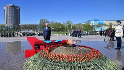 Токаев принял участие в церемонии возложения цветов к монументу