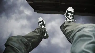 Операция по спасению мужчины, который хотел спрыгнуть с пятого этажа, попала на видео , фото - Новости Zakon.kz от 09.05.2024 00:36