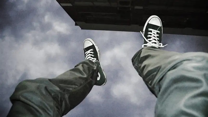 Операция по спасению мужчины, который хотел спрыгнуть с пятого этажа, попала на видео