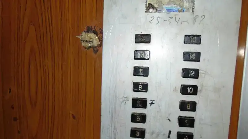 Шесть человек получили переломы в результате падения лифта в жилом доме в Семее