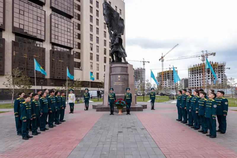 люди, памятник, фото - Новости Zakon.kz от 09.05.2024 12:29