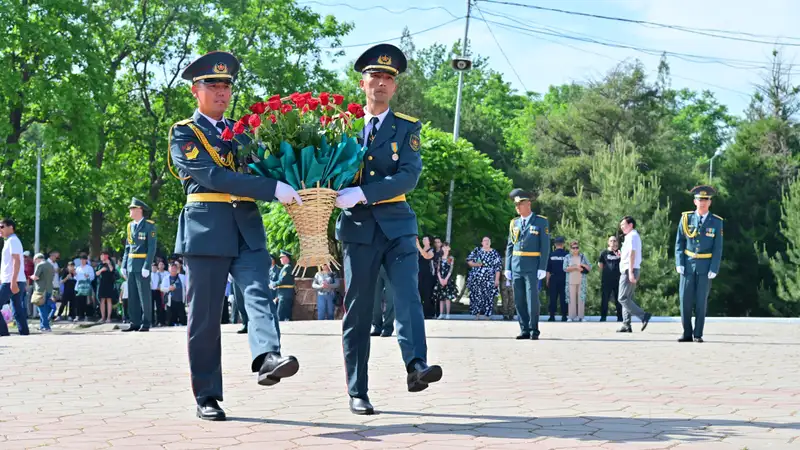 возложение цветов, фото - Новости Zakon.kz от 09.05.2024 17:15