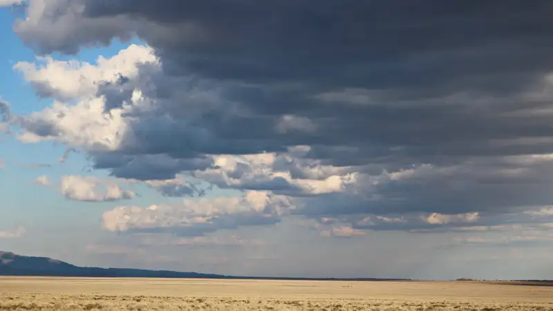 Дожди с грозами, град, шквал и заморозки ожидаются на большей части Казахстана