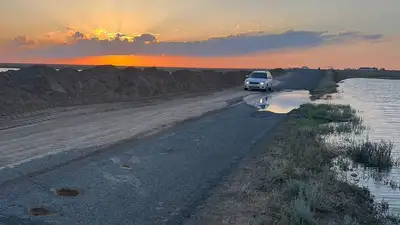 Участок республиканской трассы Атырау – Уральск закрыли из-за угрозы подтопления , фото - Новости Zakon.kz от 10.05.2024 23:00
