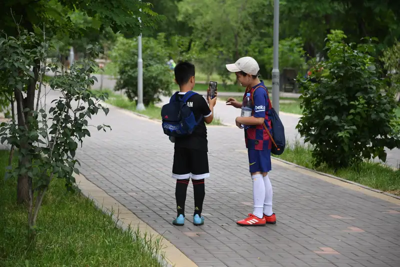 Сколько времени подростки могут находиться на улице во время каникул