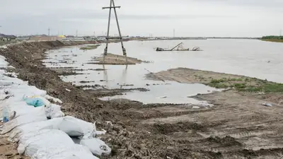 Канат Бозумбаев поручил усилить дамбы в Атырауской области, фото - Новости Zakon.kz от 13.05.2024 08:54