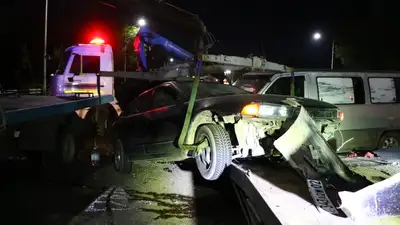 В Алматы микроавтобус въехал в легковушку во время погрузки на эвакуатор, есть пострадавшие