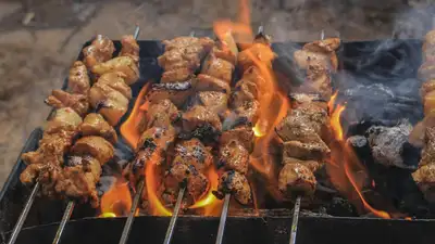 Шашлык, Актау, жители Актау задыхаются от дыма шашлычных, фото - Новости Zakon.kz от 14.05.2024 08:50