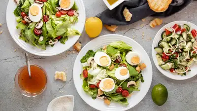 Три рецепта вкусных салата с яйцами: с копченой курицей, ананасами и пекинской капустой