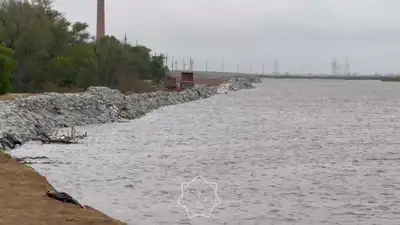 Вода затопила дорогу в Атырауской области, фото - Новости Zakon.kz от 13.05.2024 14:53