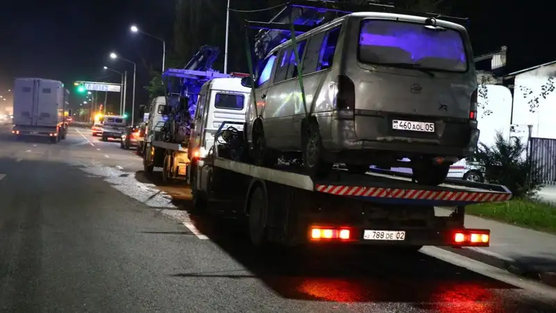 В Алматы микроавтобус въехал в легковушку во время погрузки на эвакуатор, есть пострадавшие, фото - Новости Zakon.kz от 14.05.2024 03:20