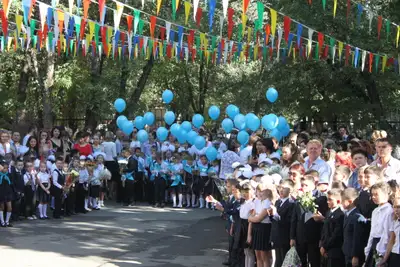 1 сентября, первое сентября, День знаний, начало учебного года, первоклассники, первый класс, школьники младших классов, ученики, младшие классы, 1 класс, школьная линейка, первый звонок, фото - Новости Zakon.kz от 18.06.2024 11:11