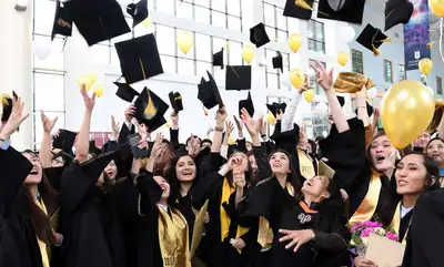 Студенты, выпускники вузов, вручение дипломов, диплом о высшем образовании, фото - Новости Zakon.kz от 18.11.2024 17:37