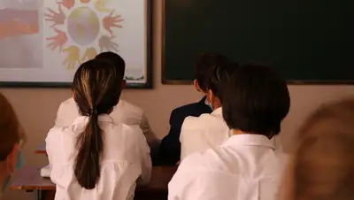 Школьники, ученики средних классов, школа, ученики за партой, школьный кабинет, класс, школьные занятия, уроки, учитель, педагог, преподаватель , фото - Новости Zakon.kz от 12.03.2025 20:17