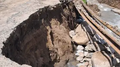 Грунт обвалился и водопровод прорвало около плотины &quot;Аюсай&quot; в Алматы 