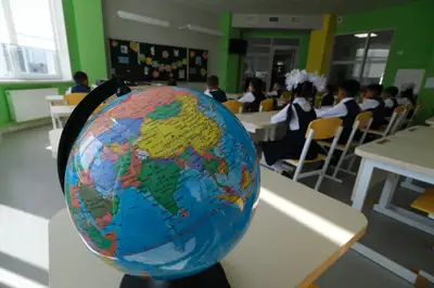 Школьная линейка, ученики, школьники младших классов, 1 сентября, первое сентября, День знаний, школа, колокольчик , фото - Новости Zakon.kz от 11.03.2025 10:01