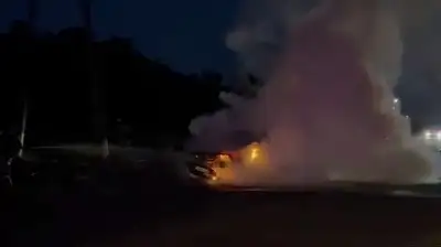 автомобиль вспыхнул в районе кладбища в Акмолинской области, фото - Новости Zakon.kz от 15.05.2024 21:38