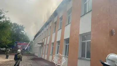 Пожар тушат в школе Шымкента