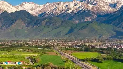 БАКАД весной на фоне гор запечатлел фотограф, фото - Новости Zakon.kz от 15.05.2024 23:04