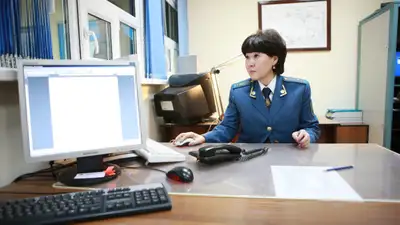 Сотрудницам таможнти разрешат носить брюки, фото - Новости Zakon.kz от 16.05.2024 11:48