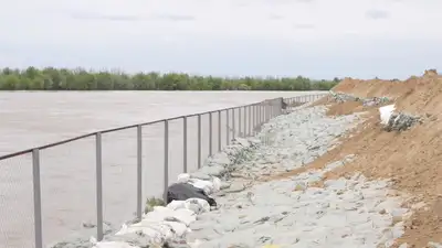 Сельчанам из Атырауской области удалось остановить повышение уровня паводковой воды