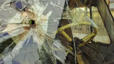 Полиция задержала мужчину, который разбил семь авто на улице Уральска, фото - Новости Zakon.kz от 17.05.2024 00:42